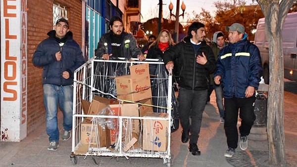 Trabajadores. Una postal de los participantes del programa, que recolecta cada vez más material en Trelew.