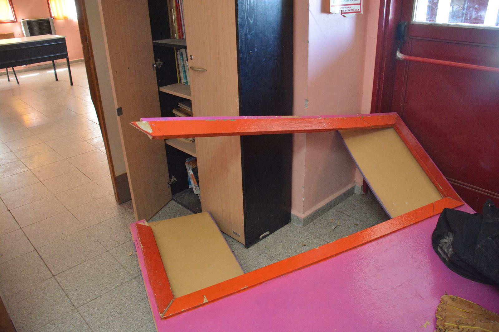 Robaron en una escuela y se llevaron hasta la plancha